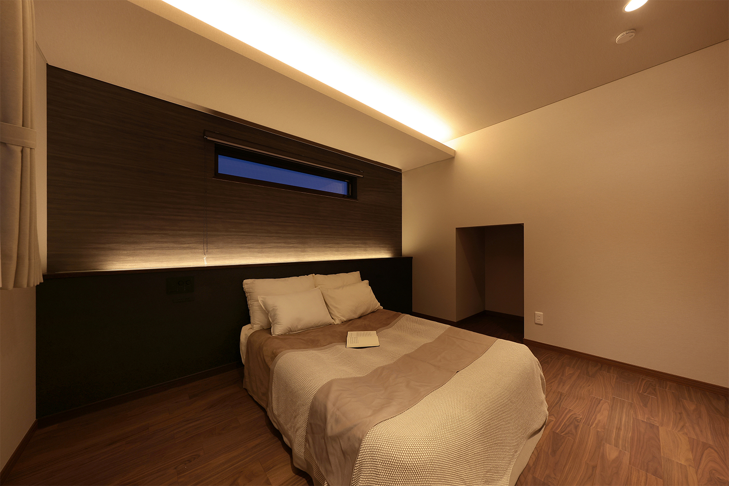 ゆったりとした空間を演出する、間接照明のある寝室