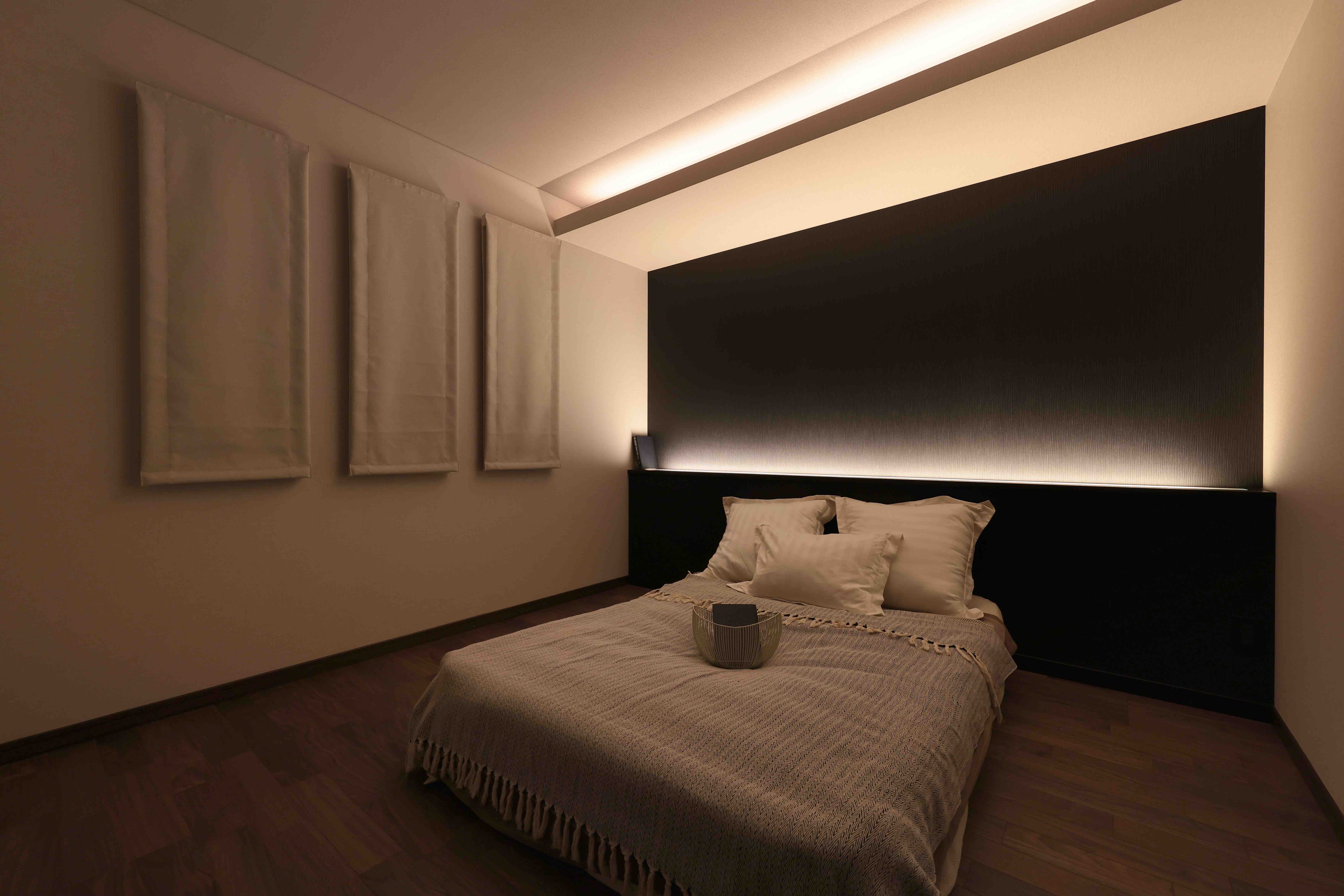 心地よい眠りを誘う柔らかな光が空間を包み込んでいる寝室
