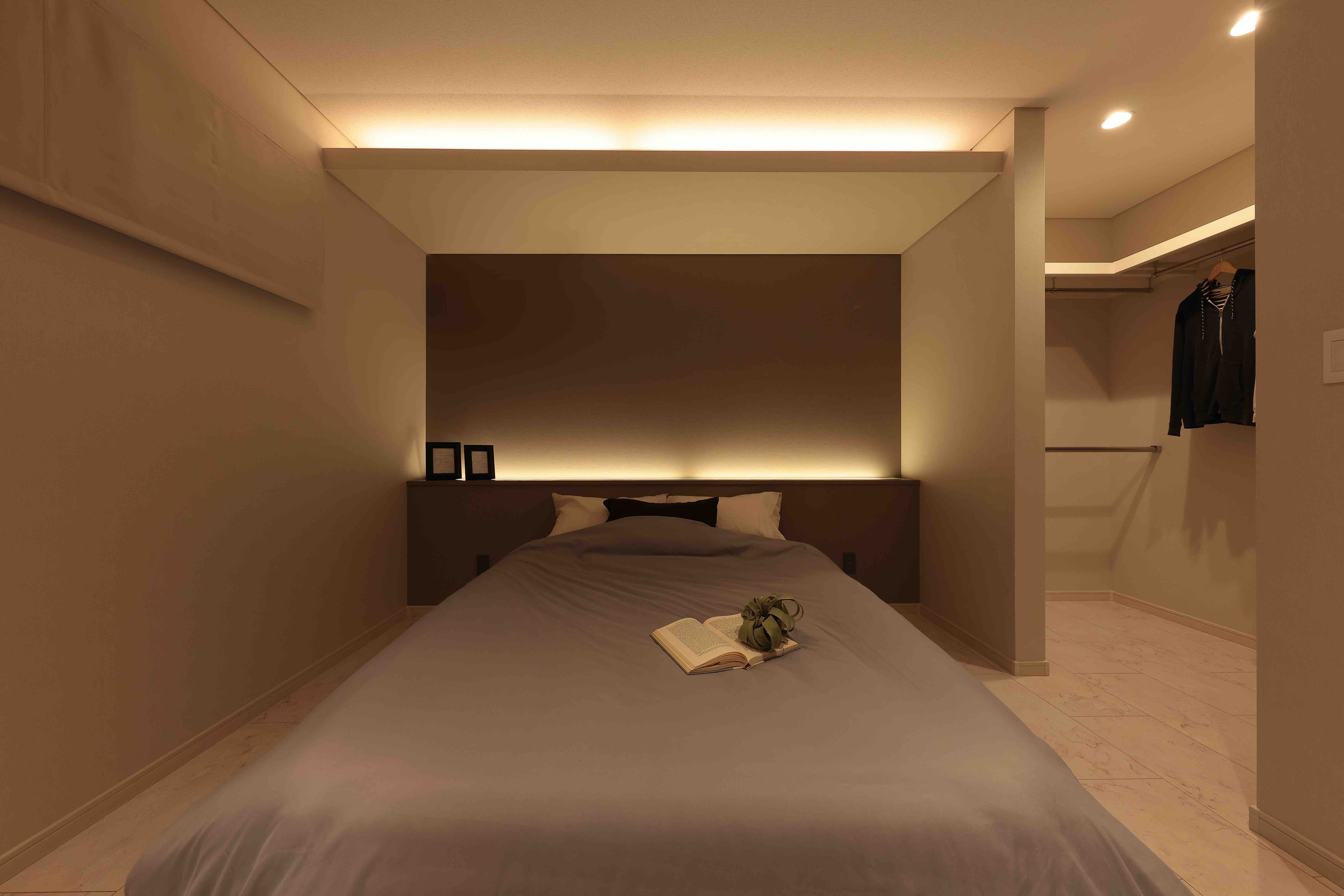 自然な眠りへと誘う間接照明が魅力的な寝室