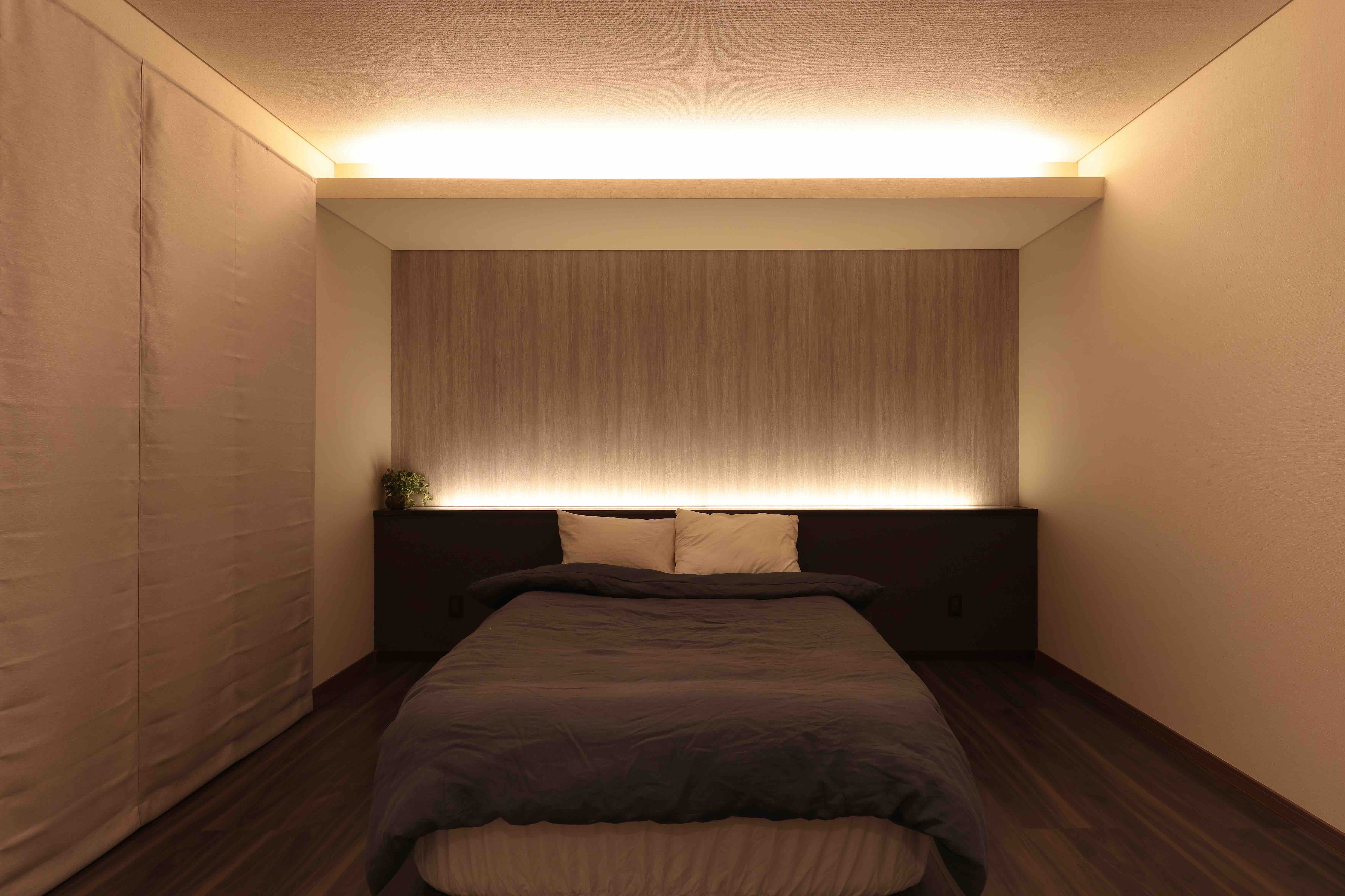 柔らかな光を放つホテルライクな寝室