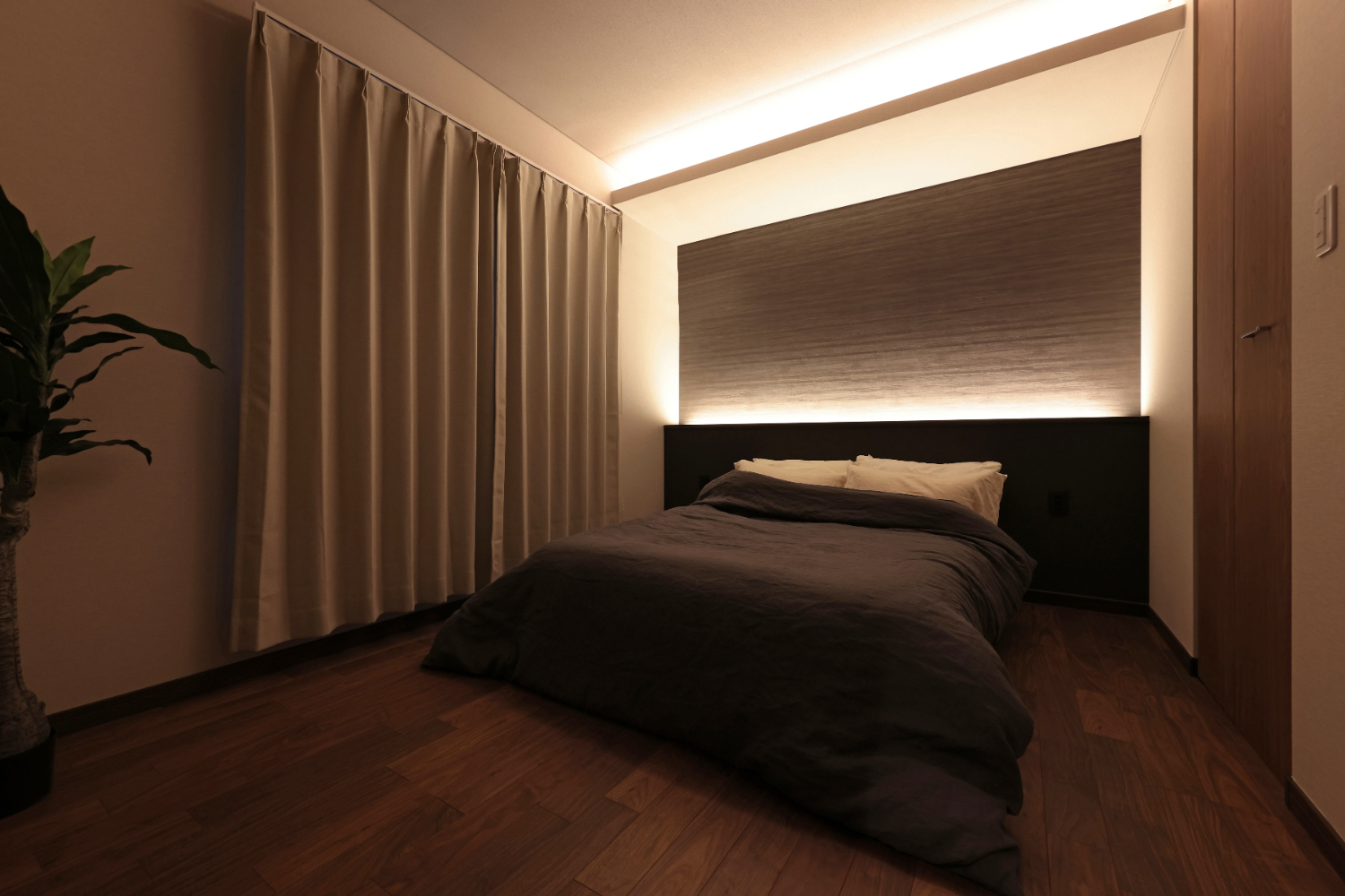 ホテルライクな間接照明にやすらぎを感じる寝室